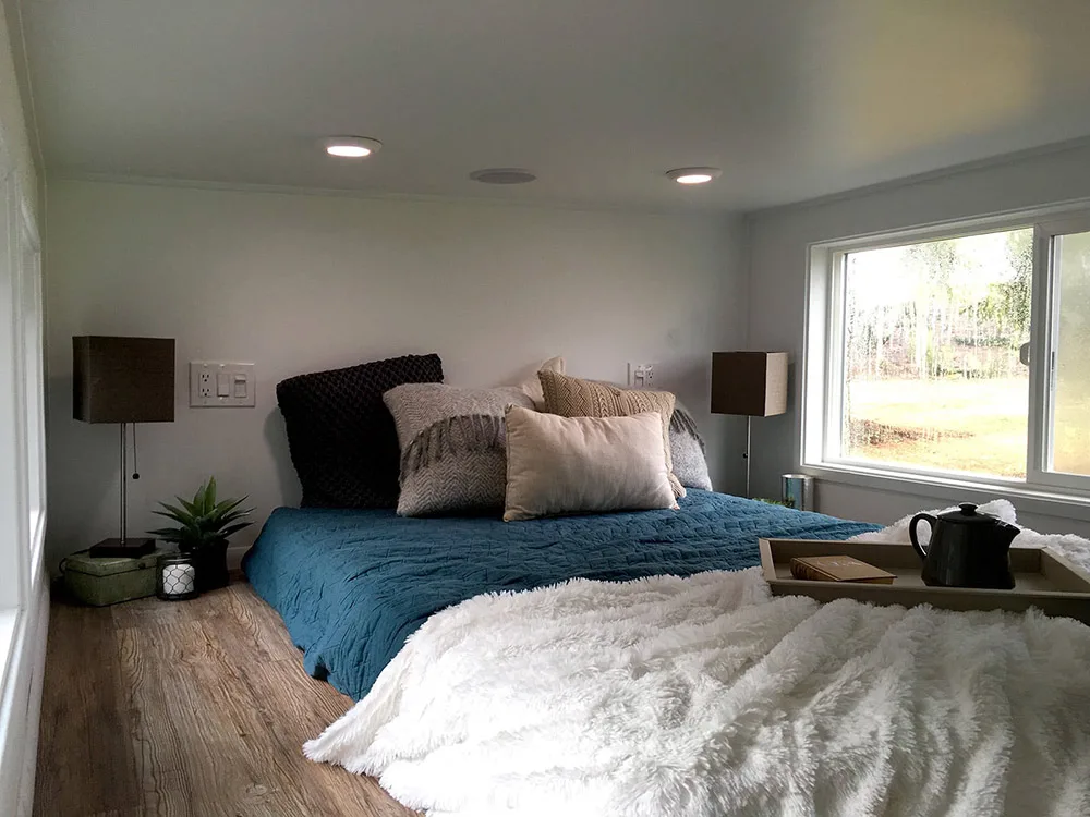 Bedroom Loft - Midcentury Modern by Tiny Heirloom