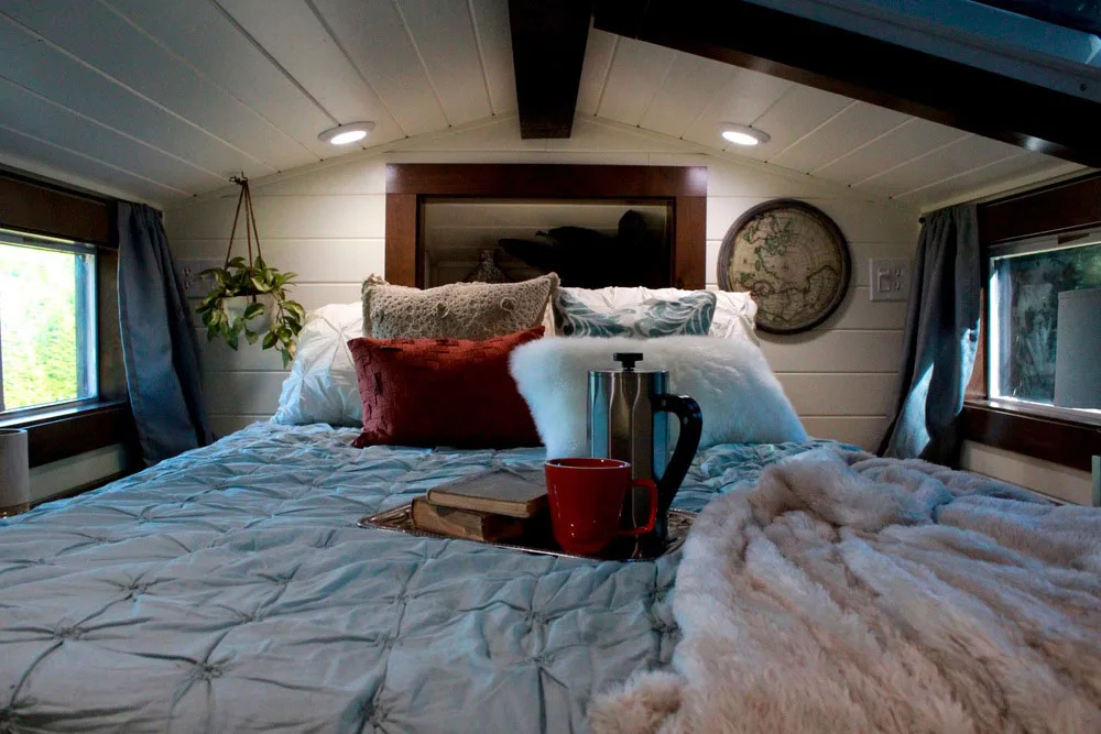 Bedroom loft with skylight - Vintage by Tiny Heirloom