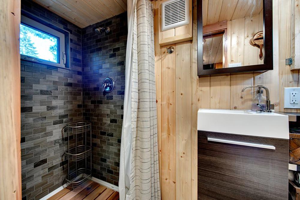 Chuveiro e pia do banheiro - Basecamp by Backcountry Tiny Homes