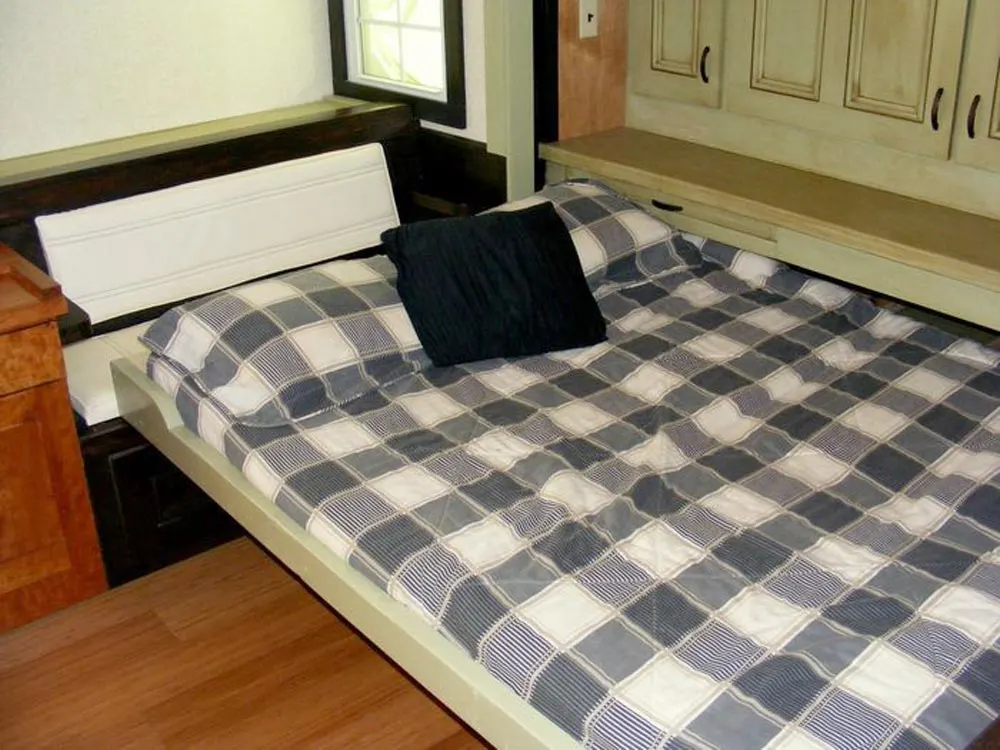 Pull Out Queen Bed - DS 400 by Tiny By Design