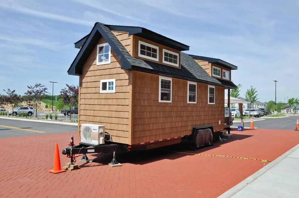 352 sq.ft Tiny House - Mountaineer by Tiny House Building Company