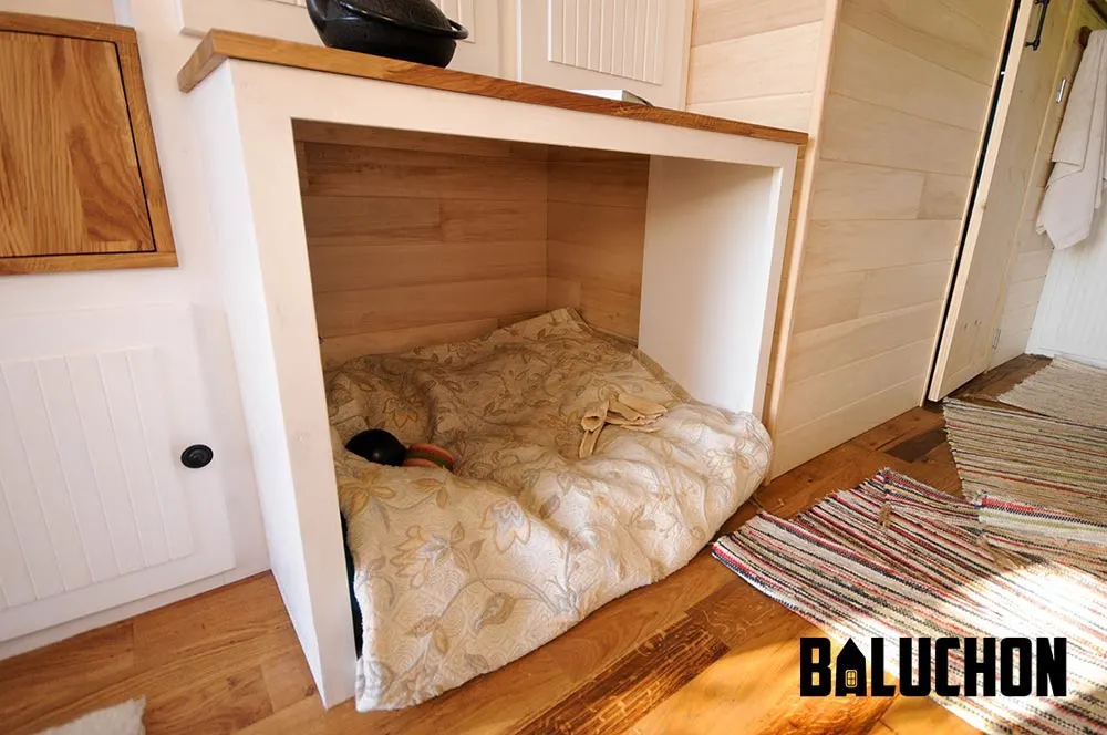 Tiny House Dog Bed - Avonlea by Baluchon