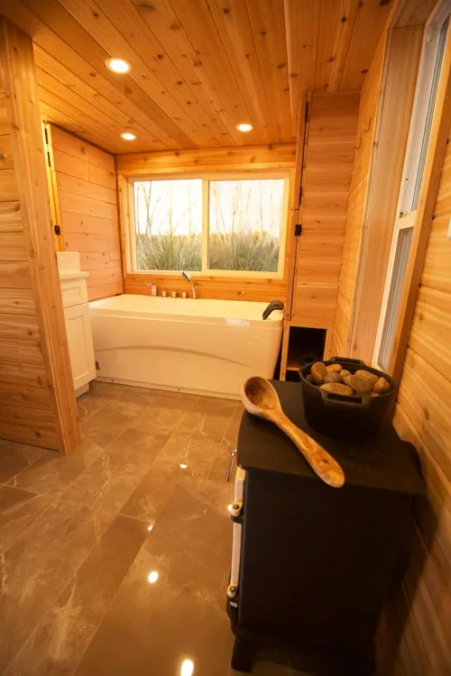 Large Bathroom/Sauna - Tiny Tech-Free Retreat