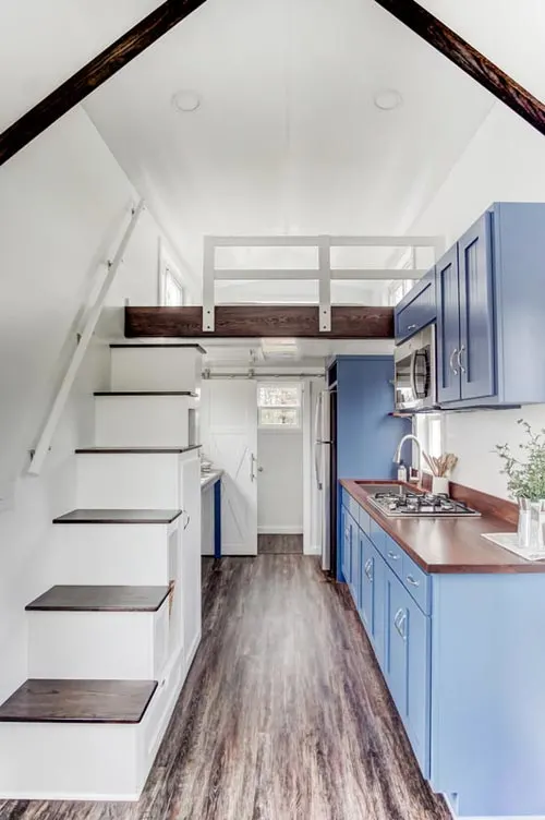 Kitchen & Loft - Lodge by Modern Tiny Living