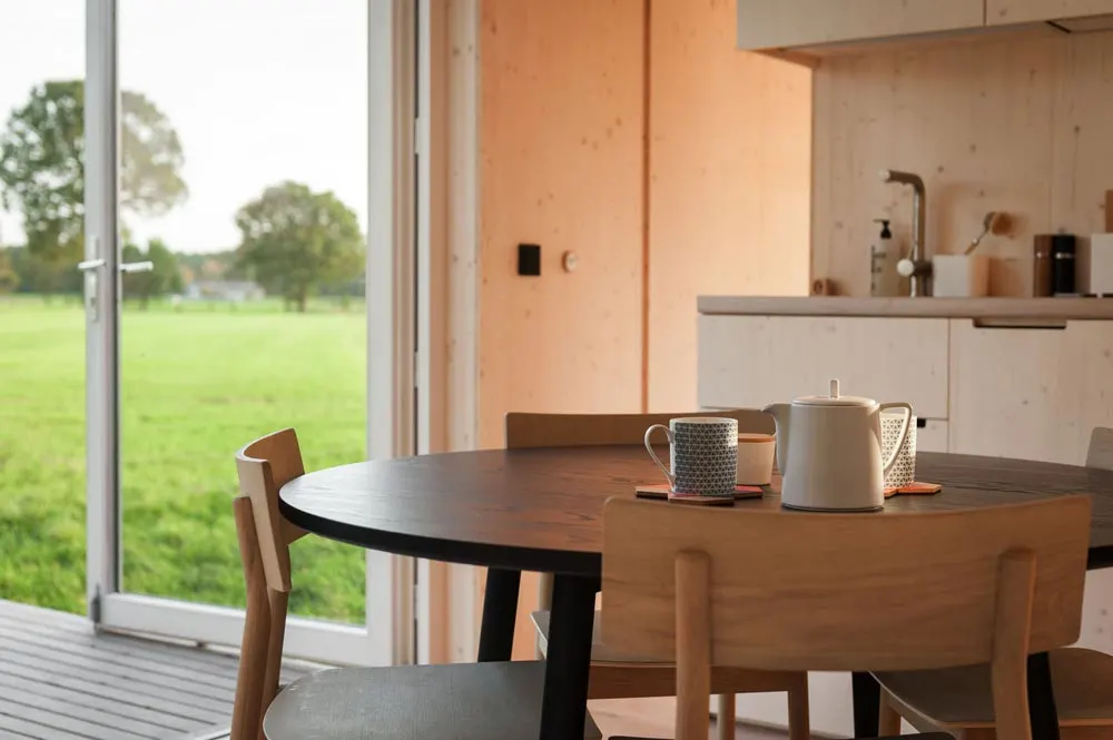 Table & Kitchenette - Slow Cabins in Belgium