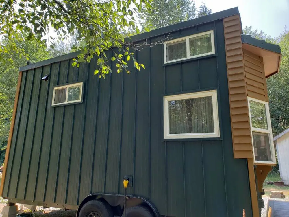 Metal Exterior - Emerald Lodge by Pocket Mansions