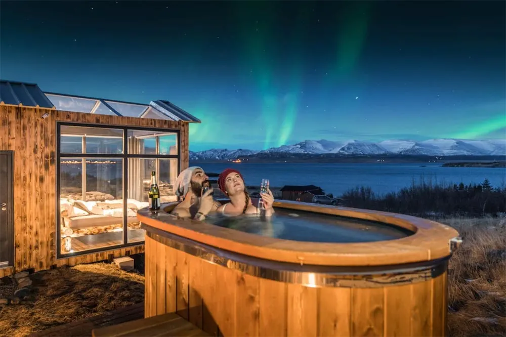 Hot Tub - Panorama Glass Lodge