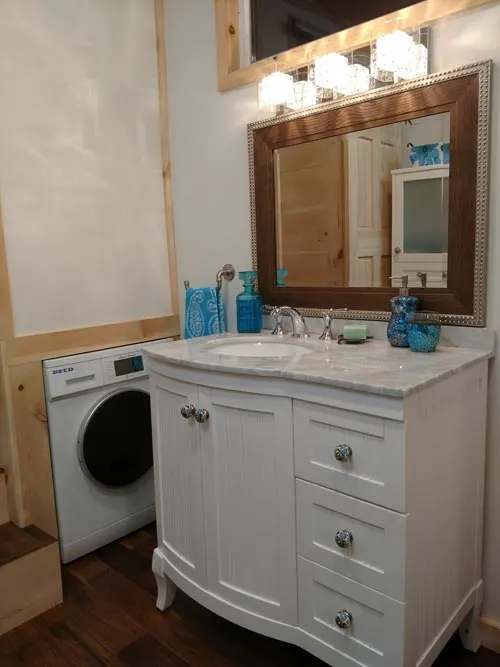 Vanity & Washer/Dryer - Luxury 40 by Hummingbird Tiny Housing