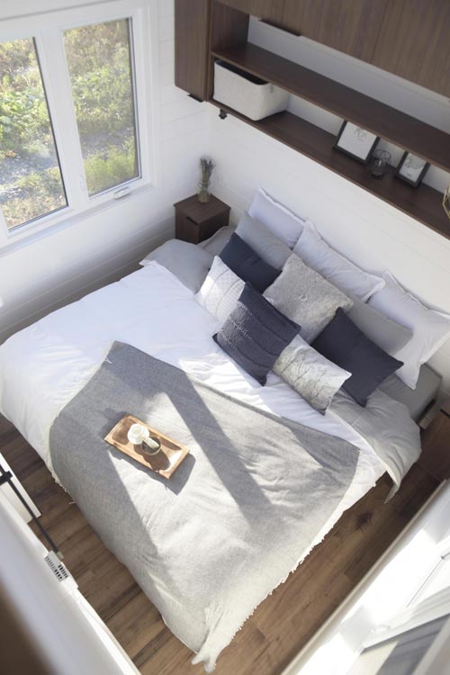 Full Height Bedroom Ceiling - Magnolia by Minimaliste