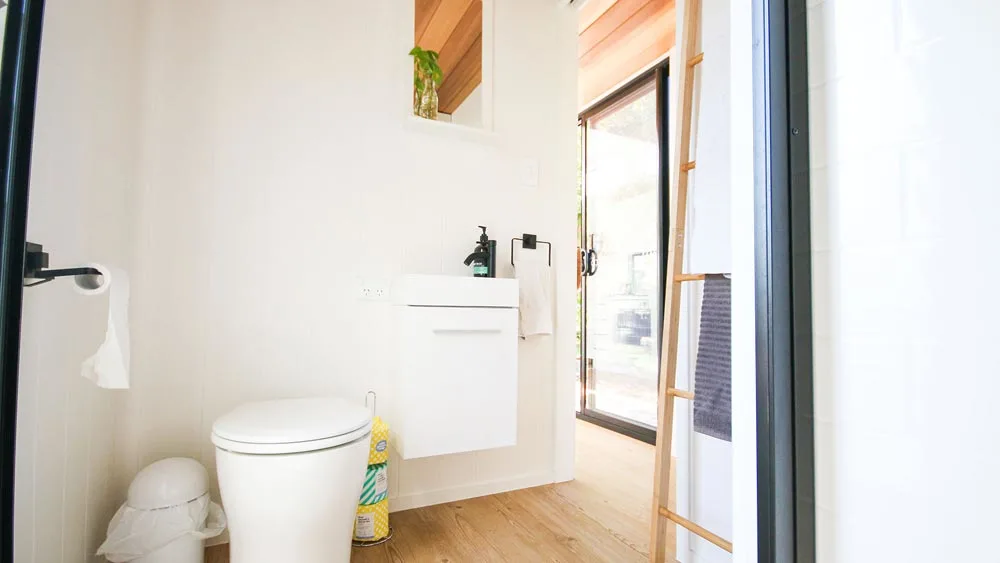 Modern Bathroom - Mooloolaba 7.2 by Aussie Tiny Houses