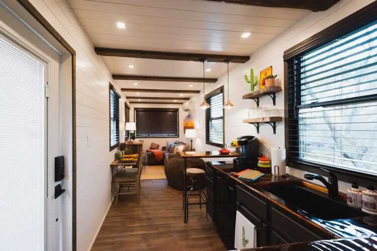 Living Area - Mainsail by CargoHome
