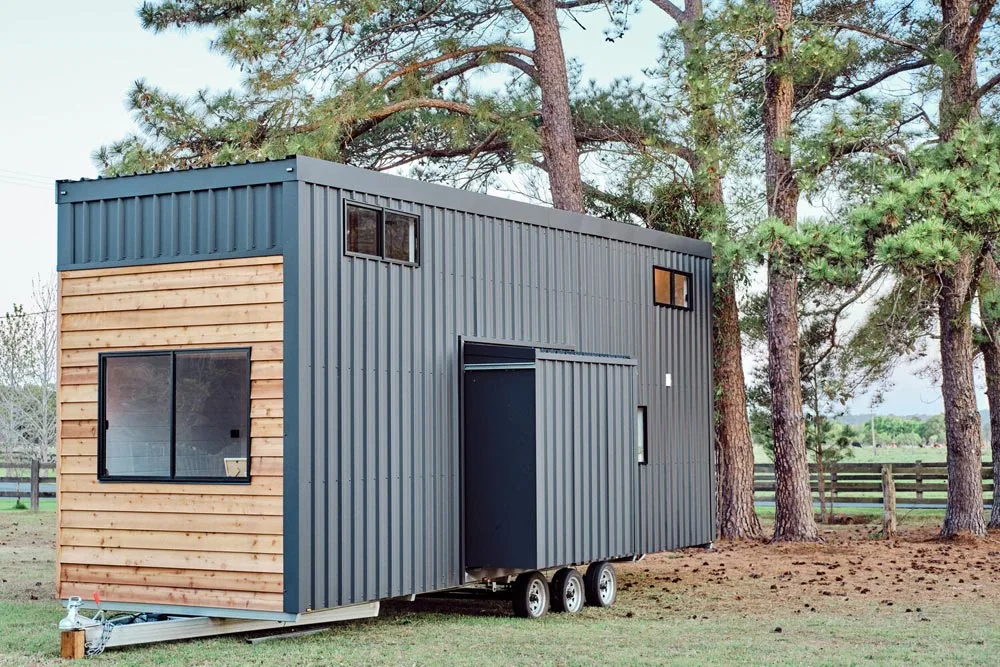Slide-Out - Grand Sojourner by Häuslein Tiny House Co