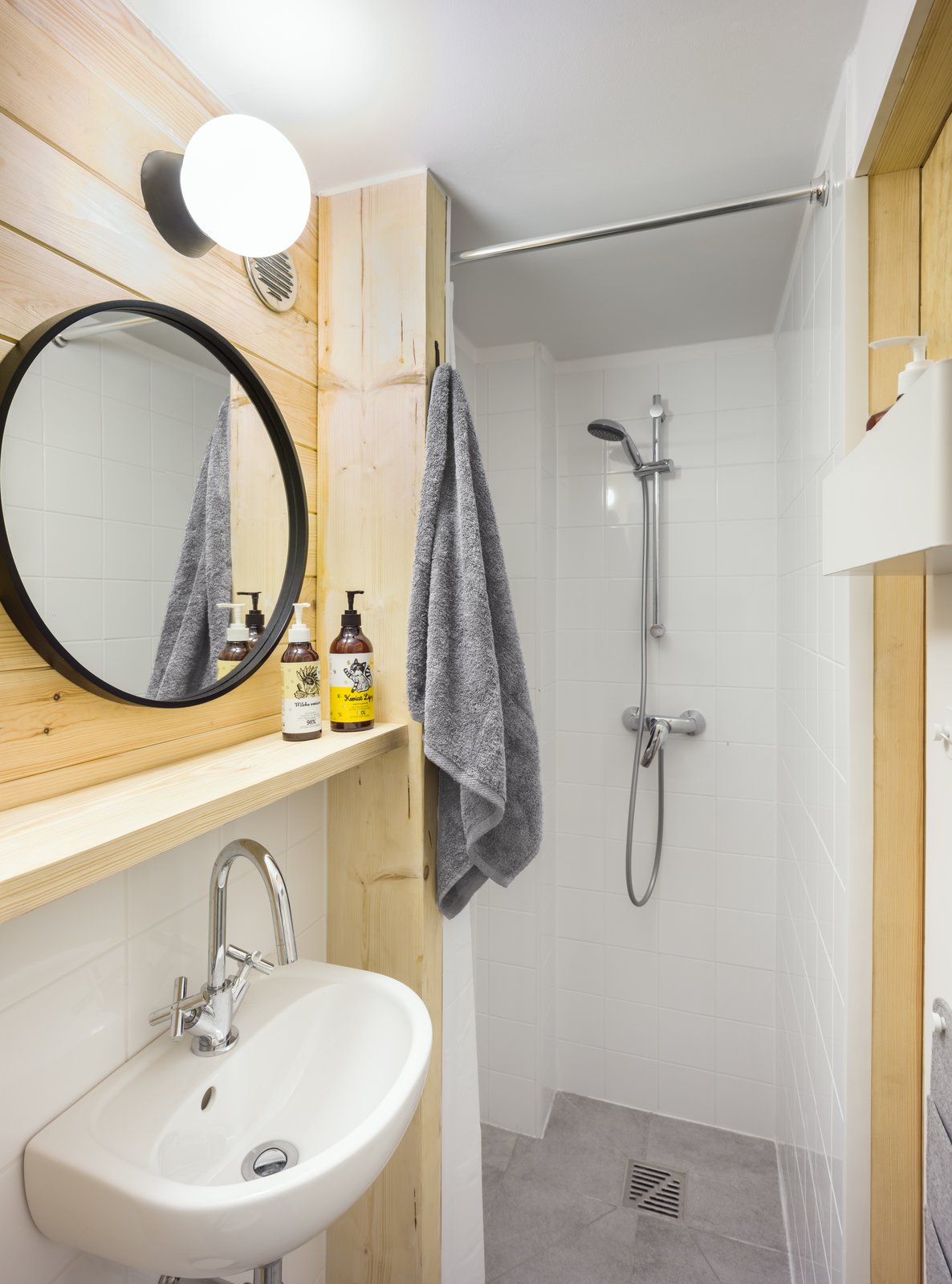 Bathroom w/ Shower - Bookworm Cabin