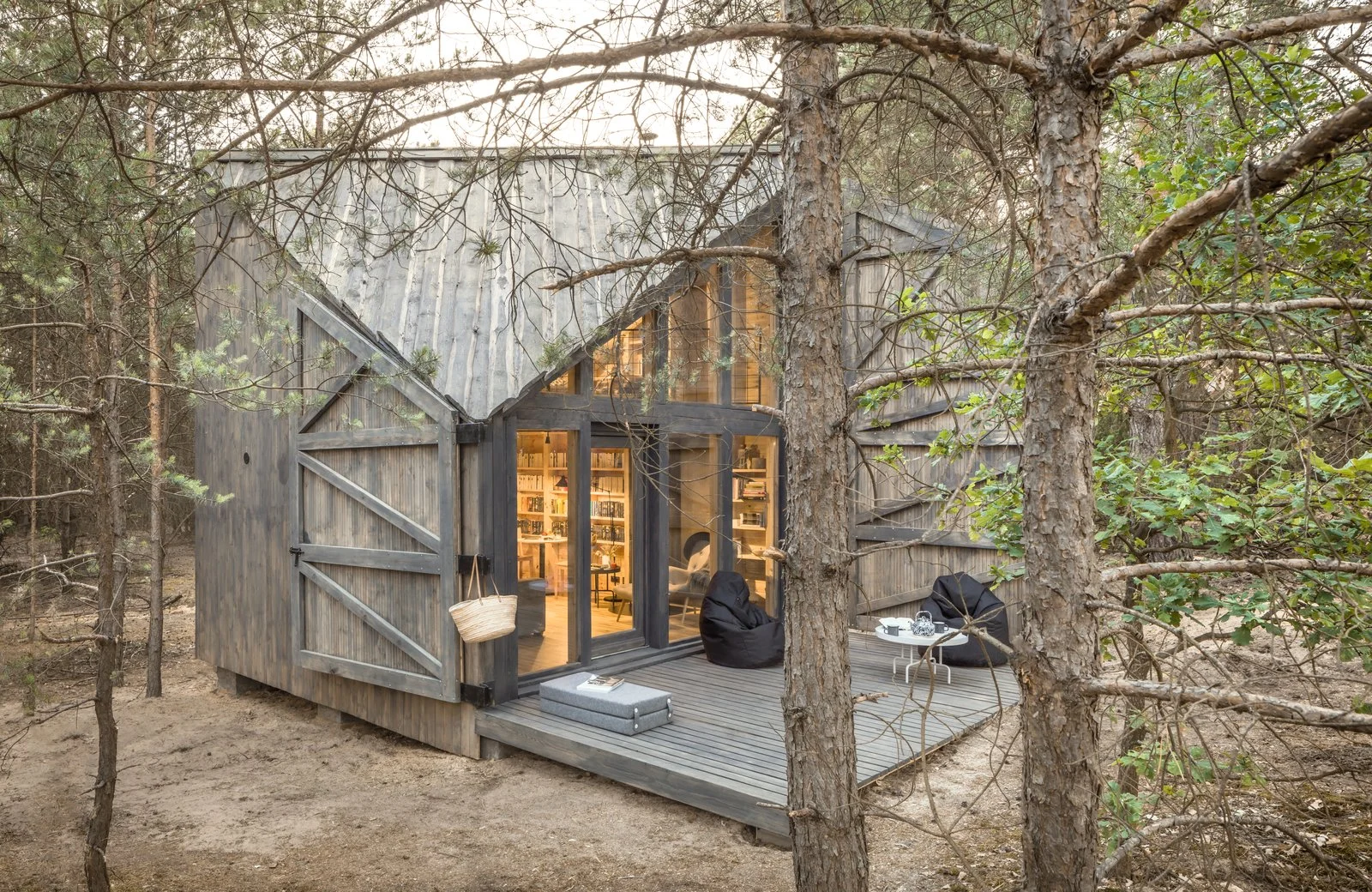 Cabin with Deck - Bookworm Cabin