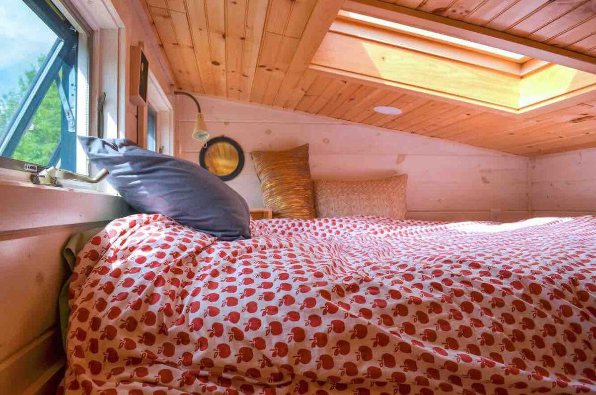 Crow's Nest Tiny House at Old Crow Ranch - Queen Loft w/ Skylight