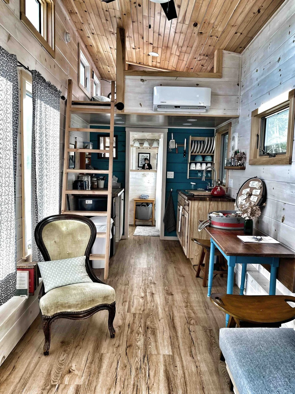 Crow's Nest Tiny House at Old Crow Ranch - Plentiful Seating