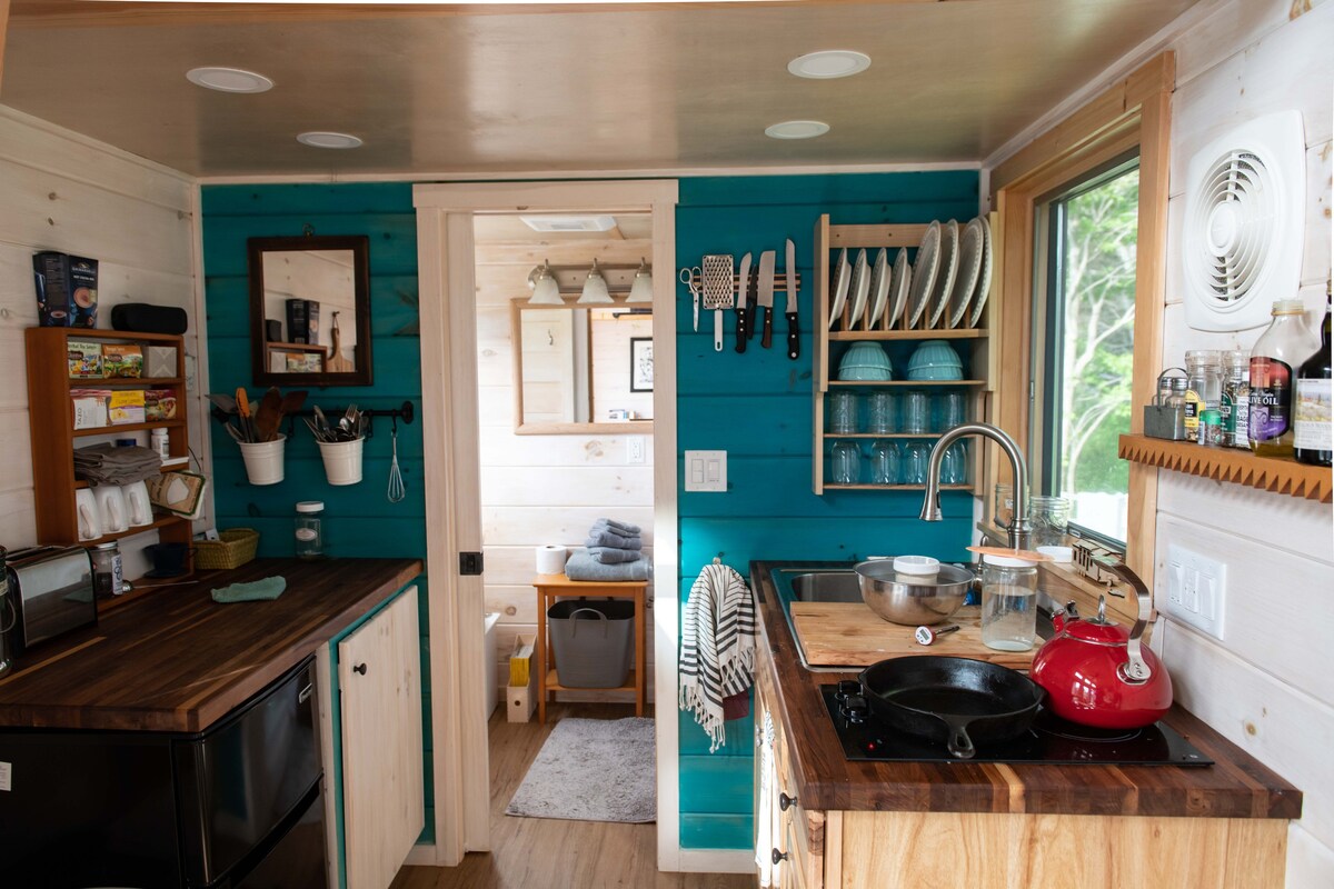 Crow's Nest Tiny House at Old Crow Ranch - Kitchen