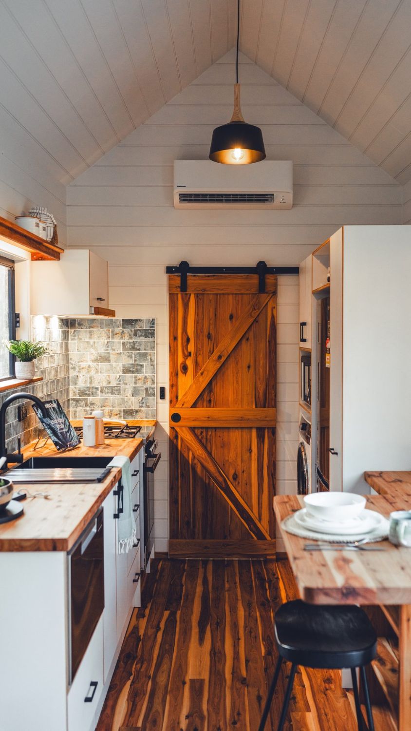 Galley Kitchen - Settler by Häuslein Tiny House Co