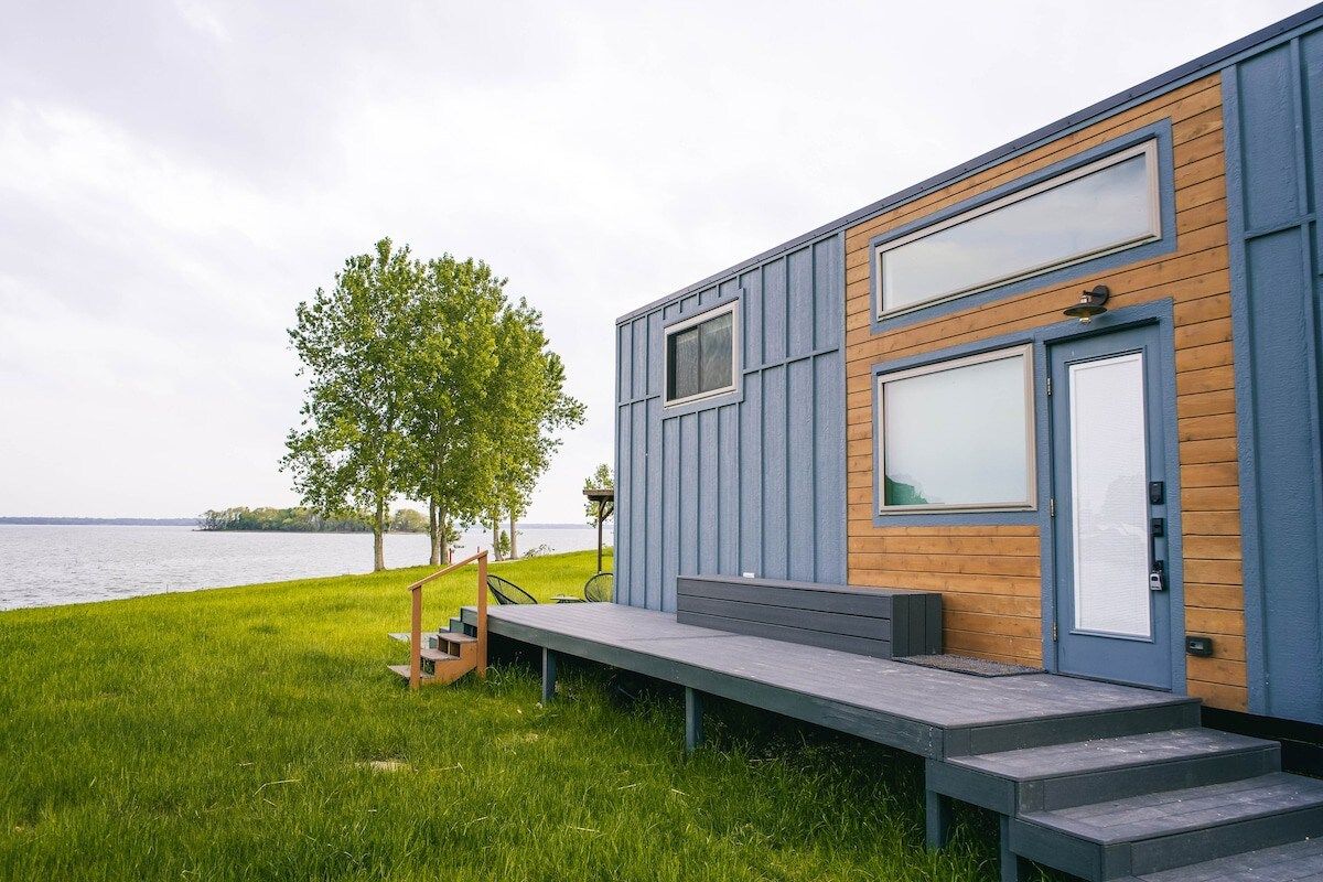 Modern Tiny Home Lakefront Getaway - Kerens, Texas