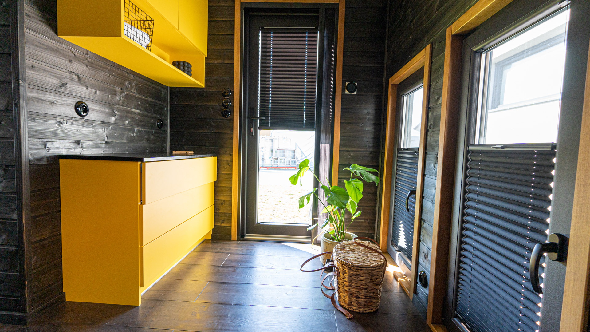 Black and Yellow Interior - Mobi Individual Clover by MobiHouse