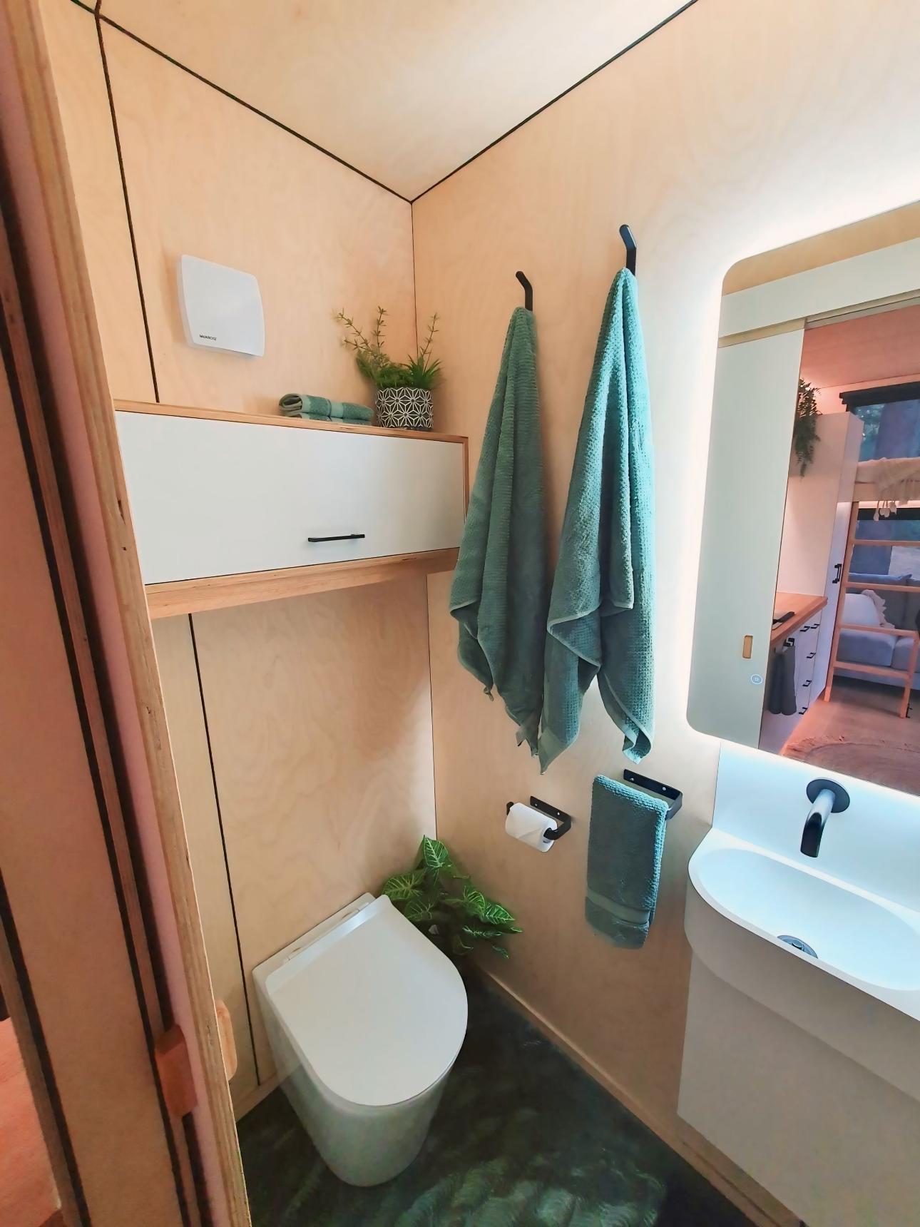 Full Bathroom - Chipper by Häuslein Tiny House Co
