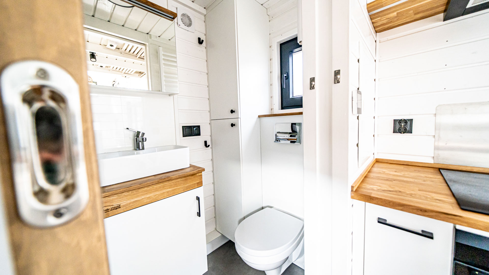 Bathroom With Flush Toilet - Mobi Individual Lemon by MobiHouse