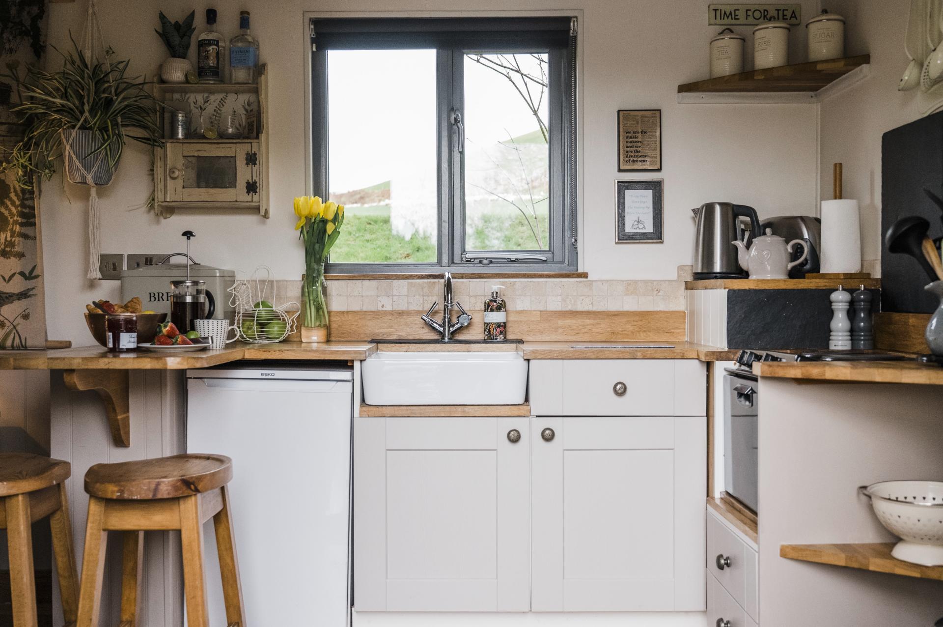 White Farmhouse Sink - Shepherds Rest at The Shepherds Hut Retreat