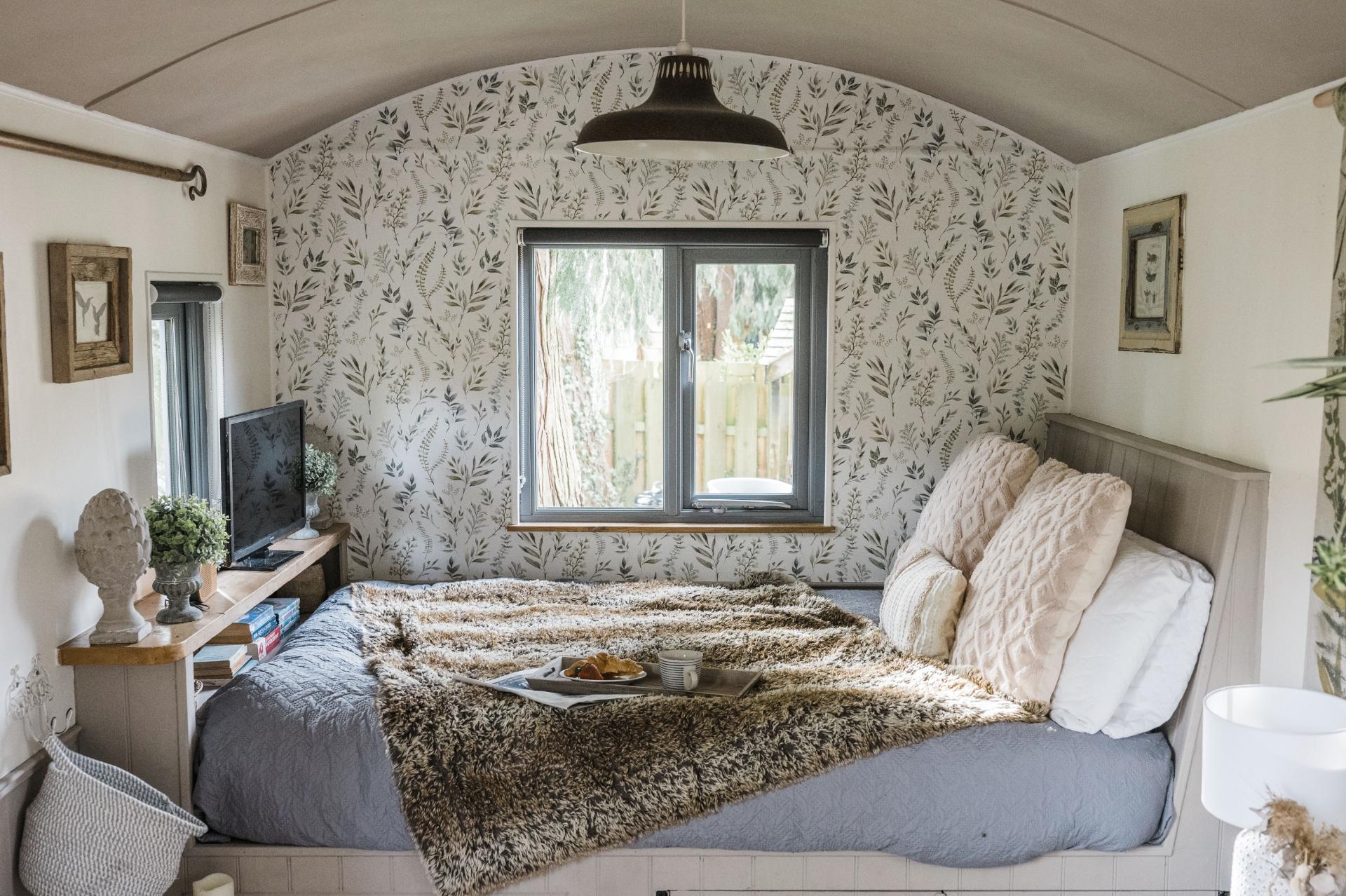 Main Floor Bed - Shepherds Rest at The Shepherds Hut Retreat