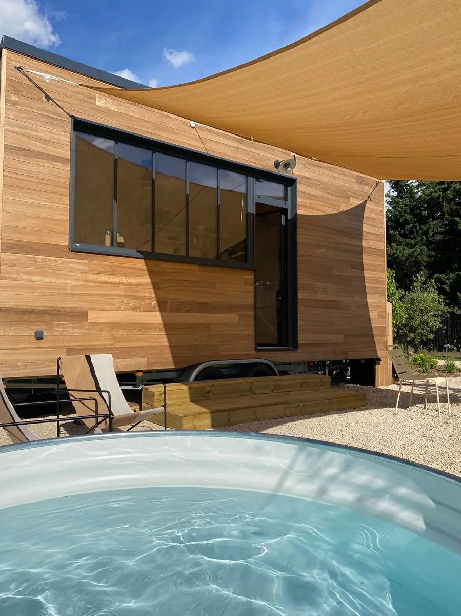 Hot Tub in Front of Tiny House - Atelier Du Mas by Plume Habitat