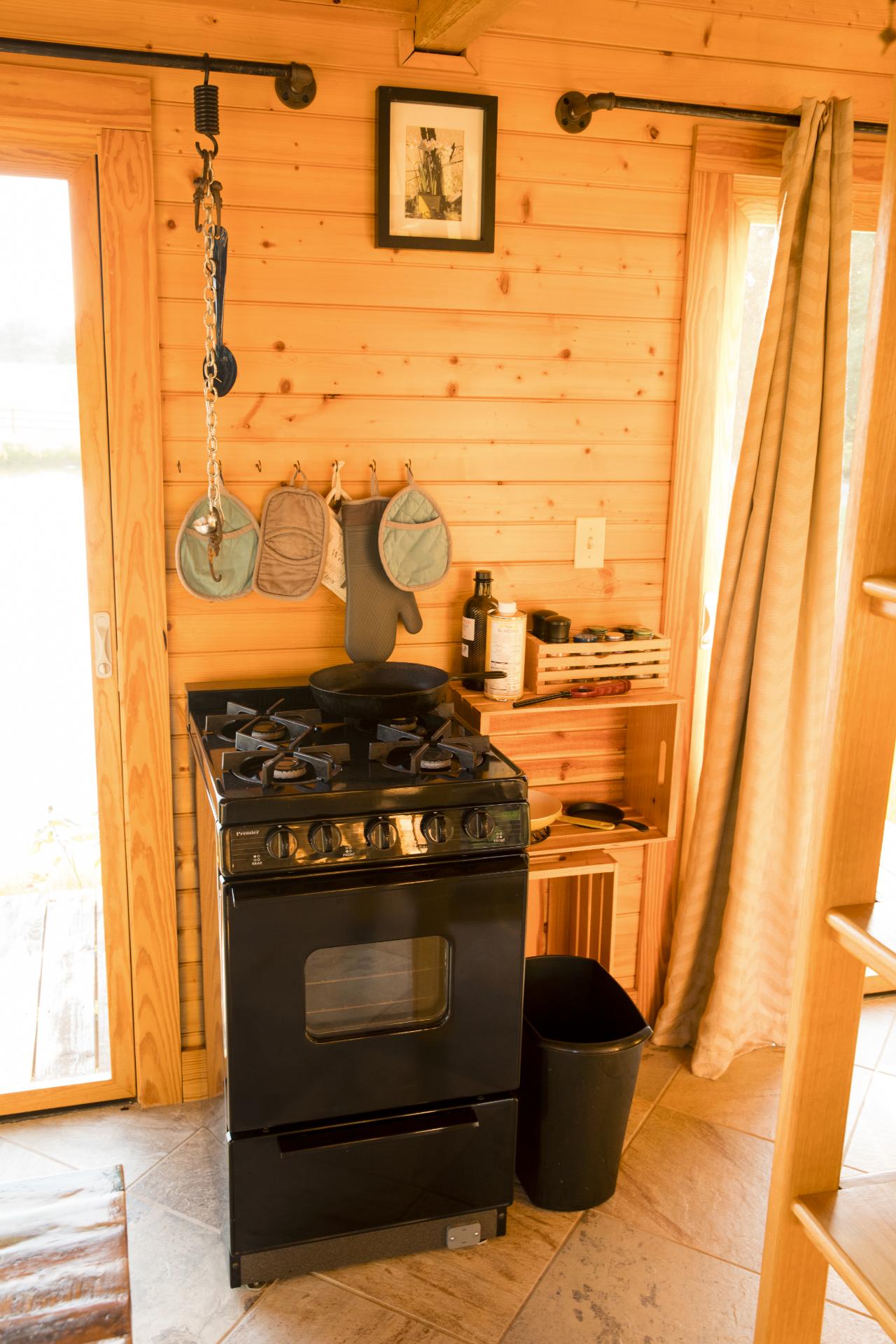 Black Propane Range - The Cabin at Bell & Brook Ranch