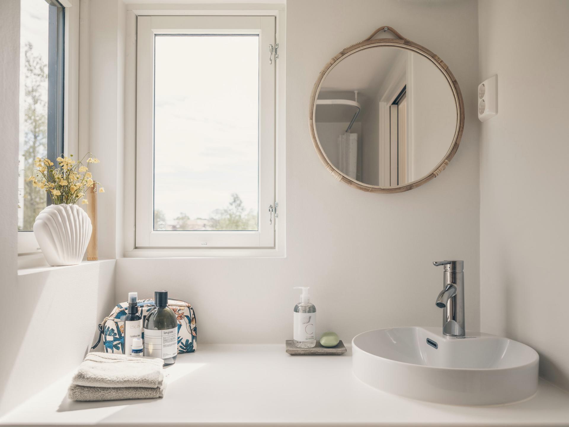 Bright Bathroom with White Sink and Counter - Tind by Norske Mikrohus