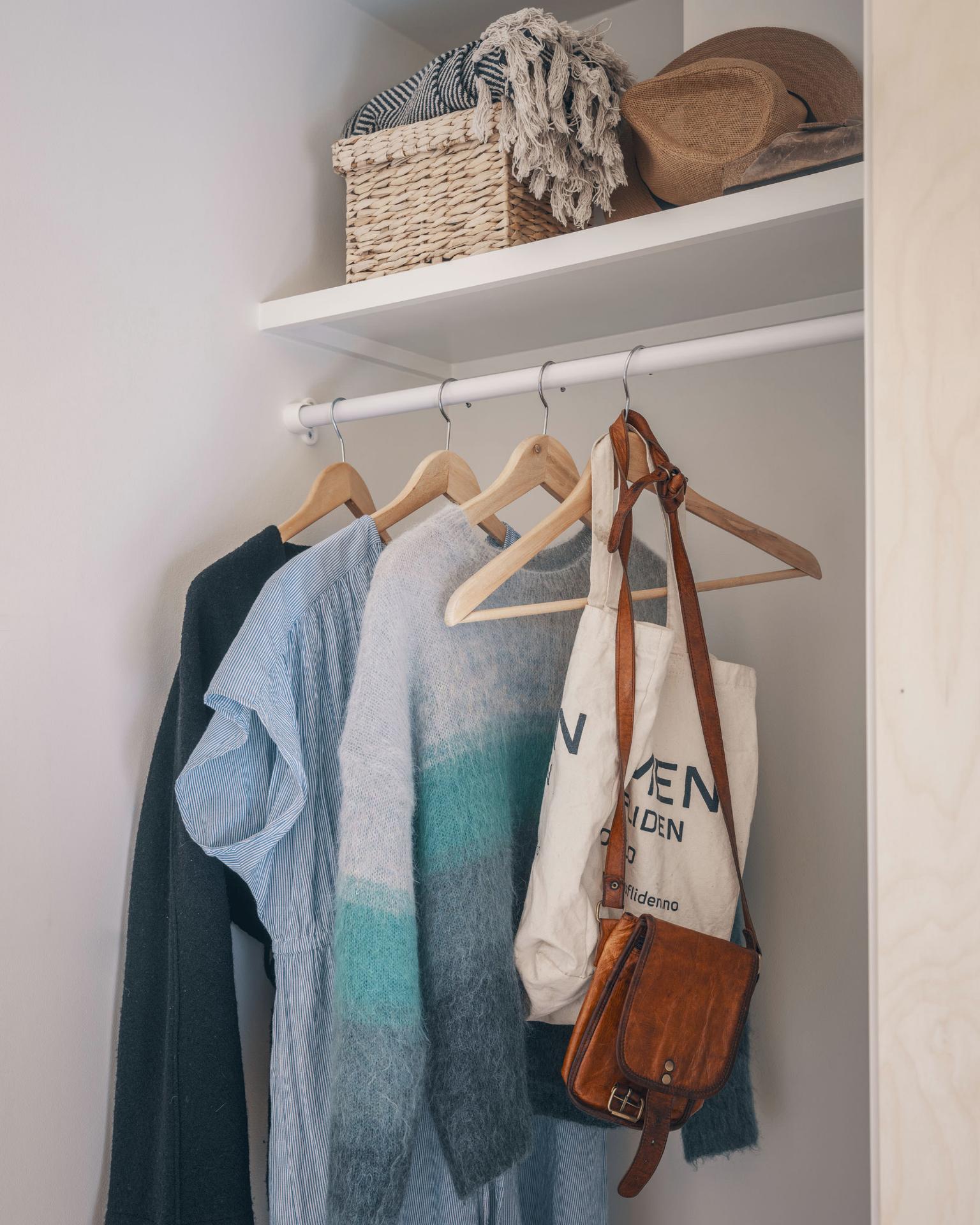 Large Closet with Hanging Rod - Tind by Norske Mikrohus